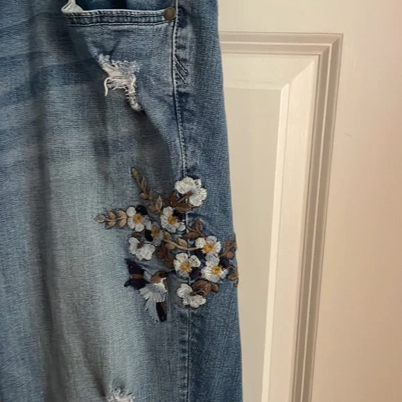 Torrid Floral Embroidered Boyfriend Cut Ripped Women’s Jeans, Size 18 - Picture 3 of 6